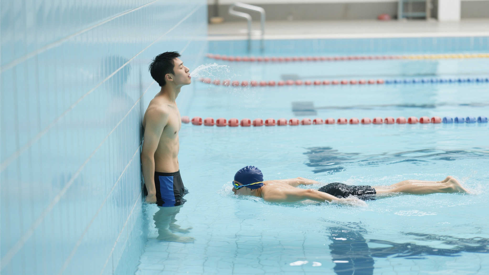 他与一位前 他与一位前